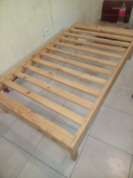 Single wooden bed photo 1