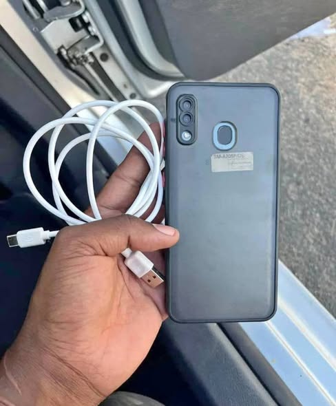SAMSUNG GALAXY A20 photo 2