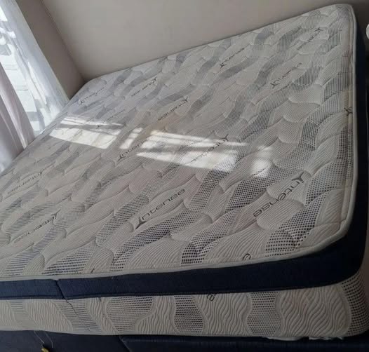 Queen bed photo 1