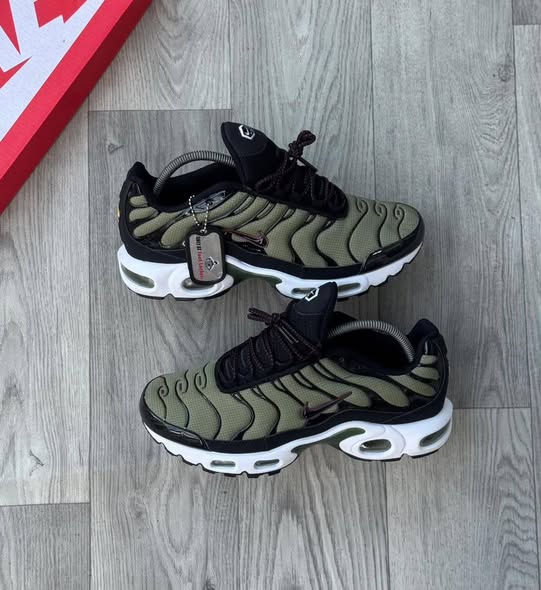 SNEAKERS photo 1