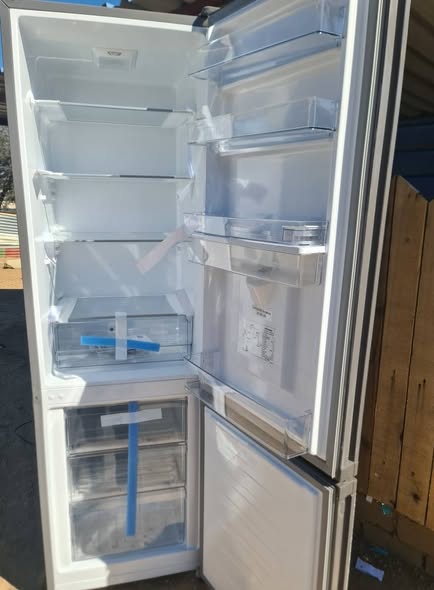 Hisense mirror glass fridge photo 4