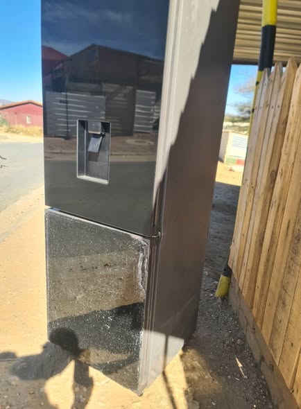 Hisense mirror glass fridge photo 2