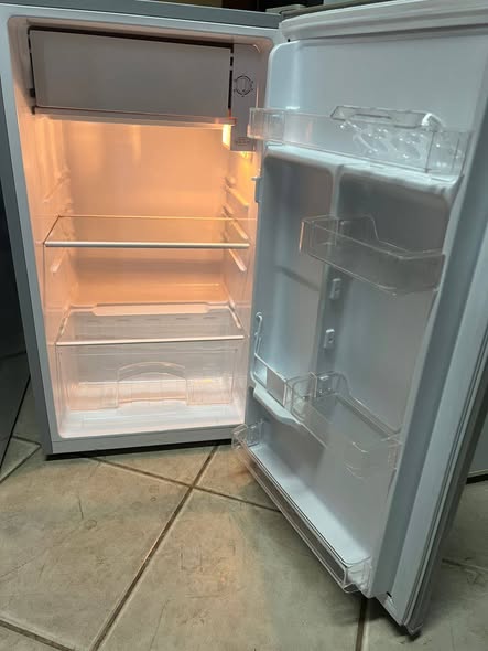 Defy min fridge photo 2