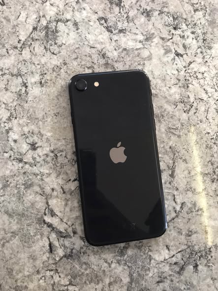 iPhone SE  128GB photo 1