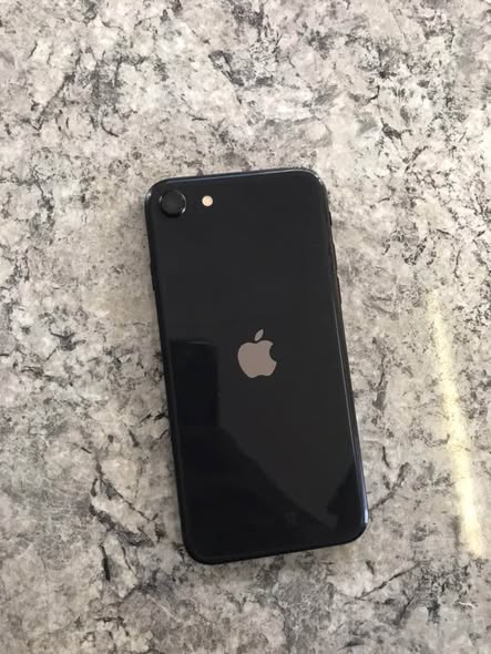 iPhone SE  128GB photo 2