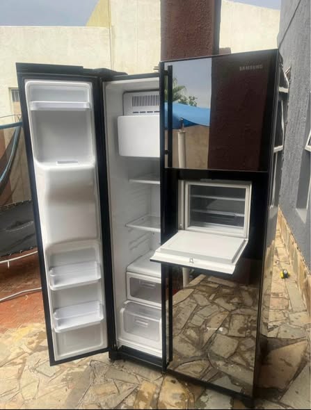 Samsung DoubleDoor Fridge With Water Dispenser photo 2