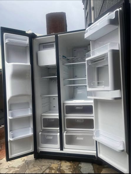 Samsung DoubleDoor Fridge With Water Dispenser photo 3