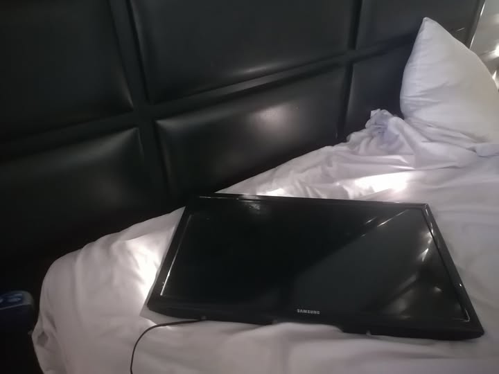 32inch Samsung flatscreen TV, no remote photo 1