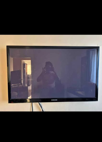 43unch Samsung tv photo 2