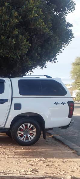 Isuzu Double cap canopy and Grill photo 1