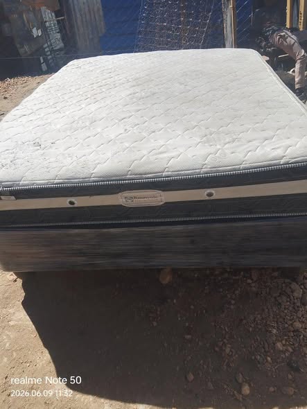 Gud second hand queen size bed photo 1