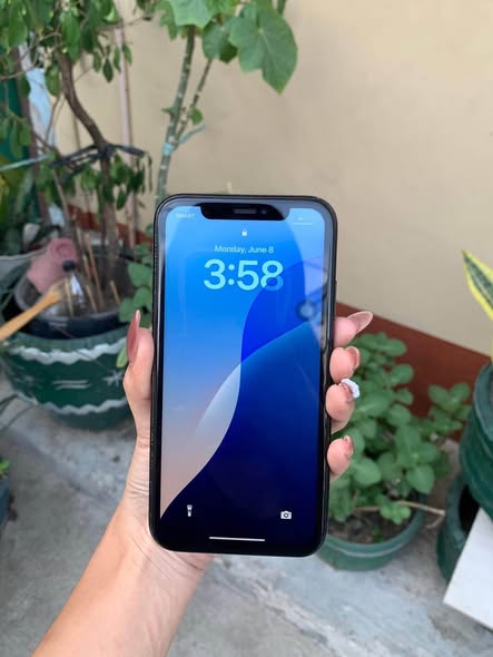 iPhone XR, 64GB photo 1