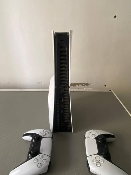 Ps5 with 2 controllers photo 5