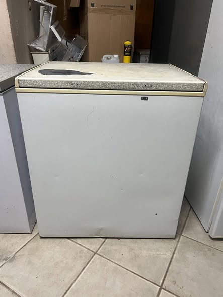 White deep freezer photo 2