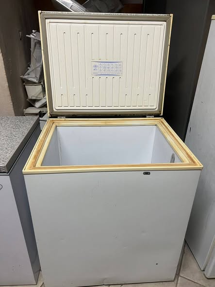 White deep freezer photo 1