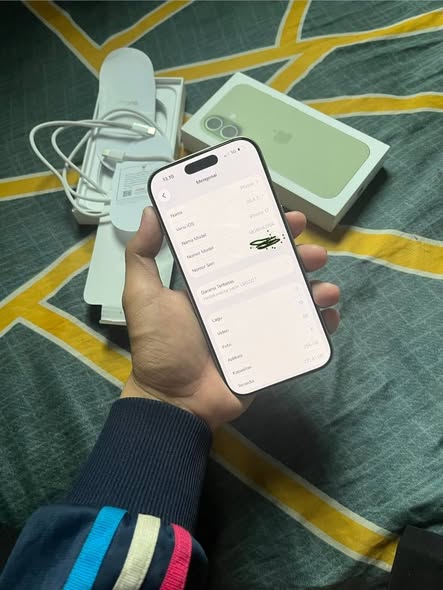 iPhone 17 with accessories and 100% 🔋 photo 5