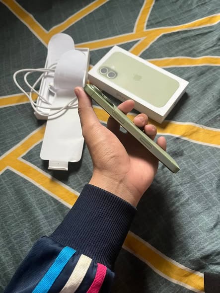 iPhone 17 with accessories and 100% 🔋 photo 1