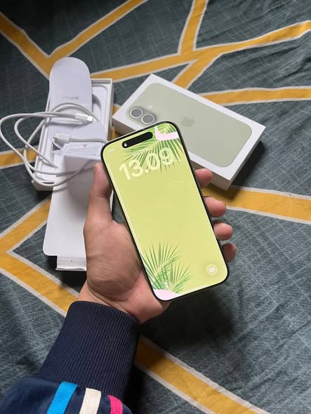 iPhone 17 with accessories and 100% 🔋 photo 2