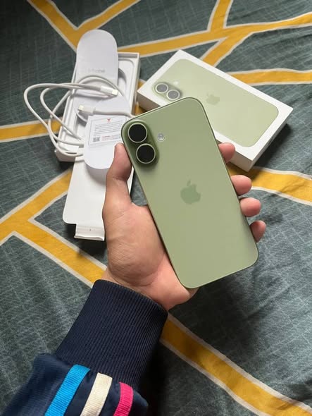 iPhone 17 with accessories and 100% 🔋 photo 4