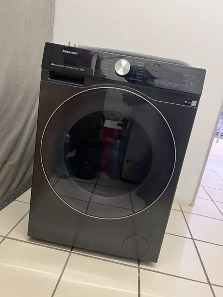 12 kg Hisense front loader washing machine photo 1