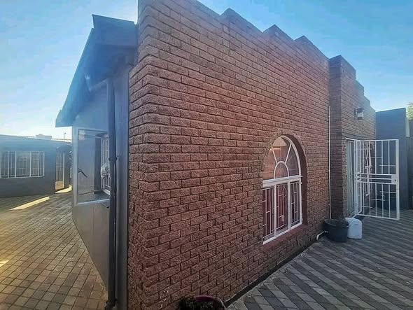 House - Rent photo 1
