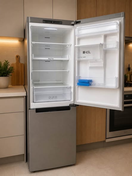 Samsung Fridge with water  dispenser photo 4