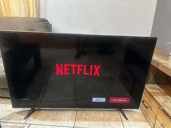 32inch HISENSE SMART TV photo 1