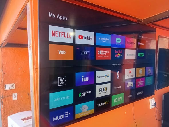 Hisense QLED 65 nch SMART TV with remote control one month old photo 3