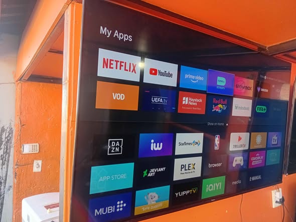 Hisense QLED 65 nch SMART TV with remote control one month old photo 2