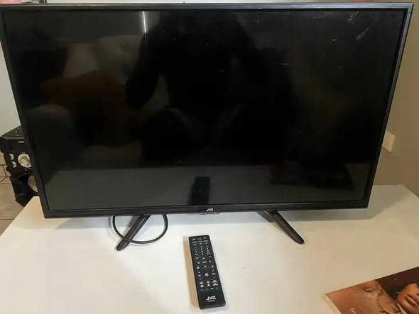 32inch JVC LED TV photo 2