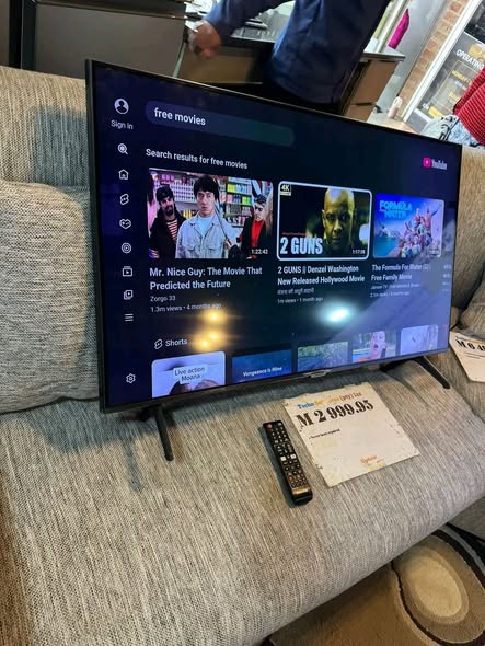 SAMSUNG 43 INCHES SMART TV photo 1