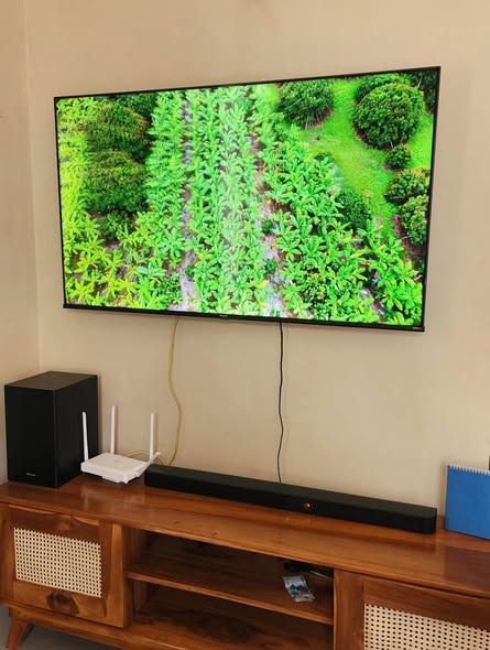Hisense 55 inch TV photo 2