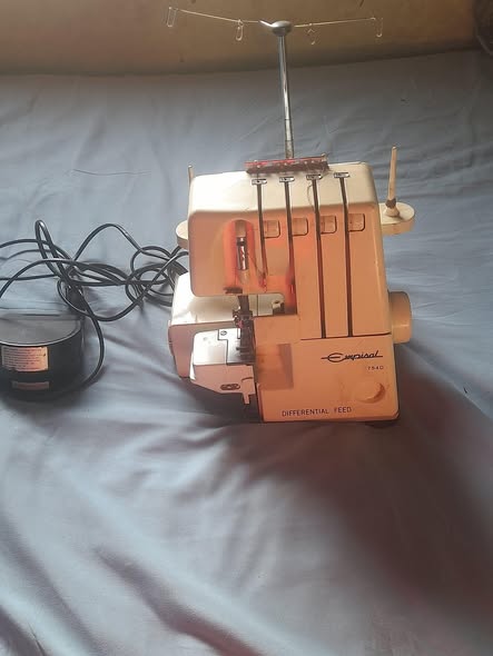Overlocking machine photo 2
