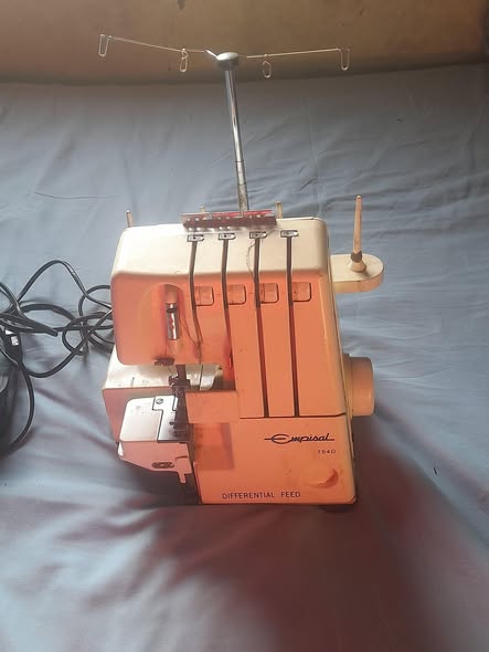 Overlocking machine photo 1