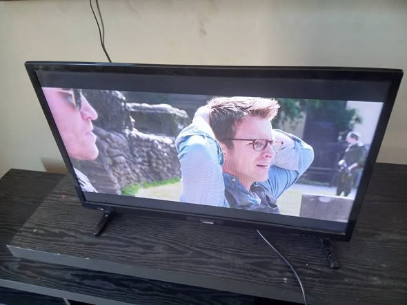 Hisense 32inch normal TV with remote photo 4