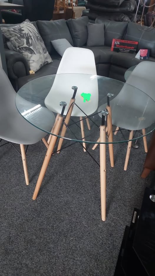 4 chairs and a glass table photo 1