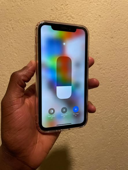 iPhone XR 64 GB photo 1