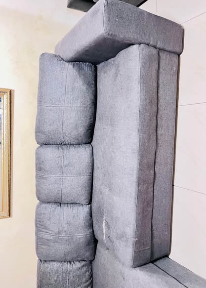 L-Couch with 6 pillows photo 5