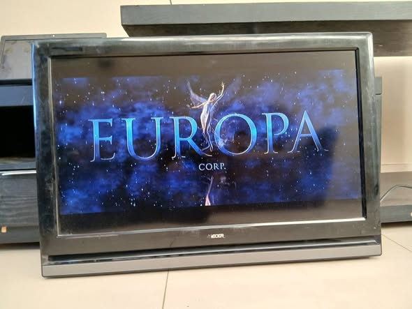 Mecer 32inch normal TV with remote photo 3