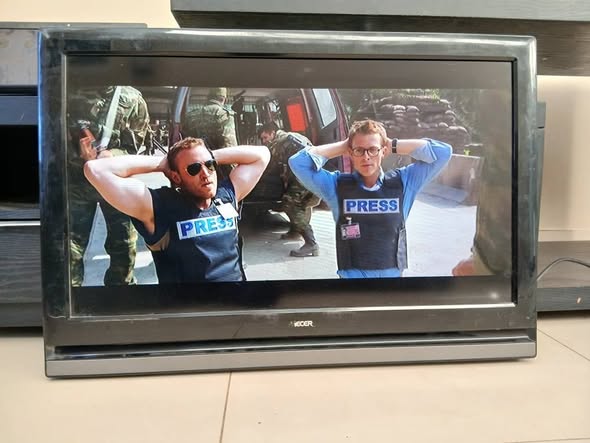 Mecer 32inch normal TV with remote photo 5
