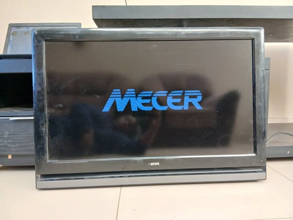 Mecer 32inch normal TV with remote photo 1