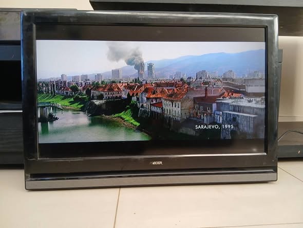Mecer 32inch normal TV with remote photo 4