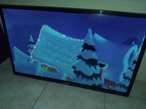 Diamond 32 inch TV with remote and papers photo 4