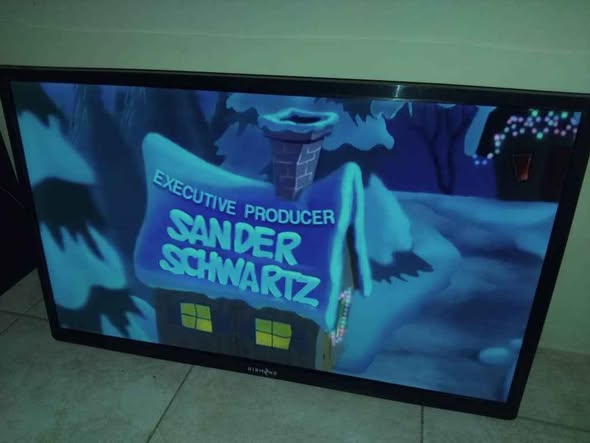 Diamond 32 inch TV with remote and papers photo 5