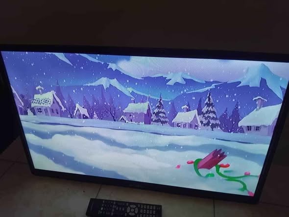 Diamond 32 inch TV with remote and papers photo 3