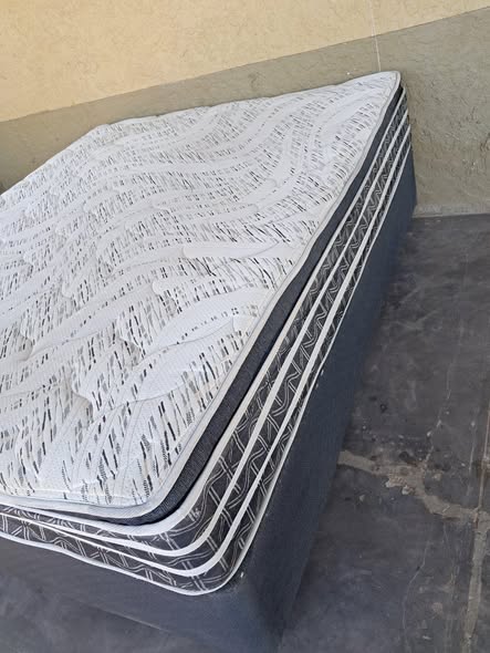 Restonic queen size bed photo 4
