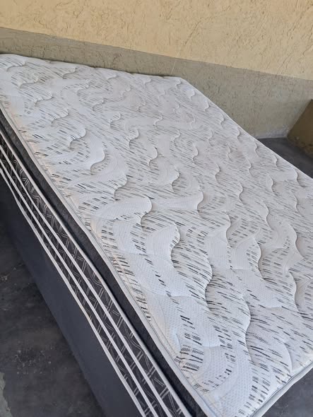 Restonic queen size bed photo 2