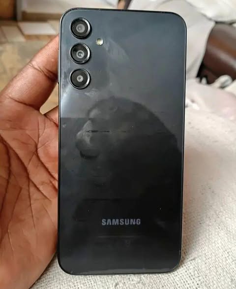 Samsung A24 photo 1