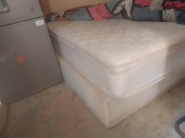 Queen size bed photo 1