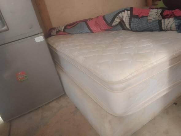 Queen size bed photo 4